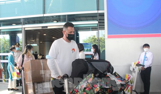 Nhặt được điện thoại của du khách, nhân viên vệ sinh sân bay Đà Nẵng đem giấu dưới gốc cây