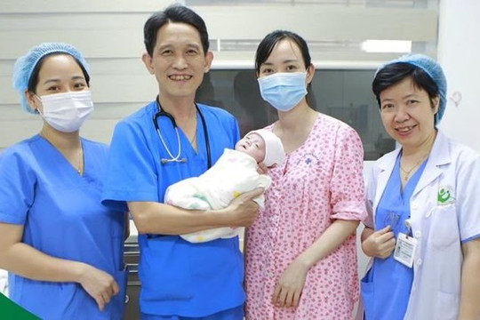 Bé gái sinh non chỉ nặng 400 gam được bác sĩ cứu sống thần kỳ