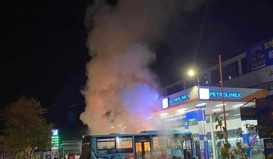 Hà Nội: Xe buýt bốc cháy ngùn ngụt bên trong cây xăng