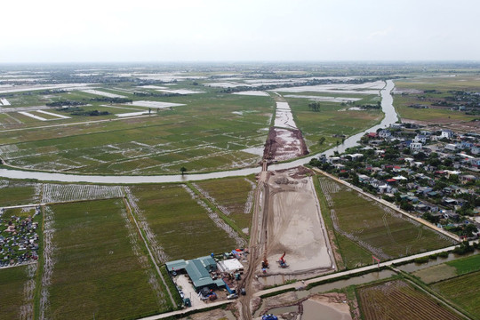 Toàn cảnh dự án đường Thái Bình - Cồn Vành đoạn qua huyện Kiến Xương đang xây dựng