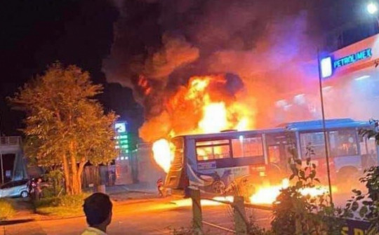 Xe buýt bùng cháy dữ dội ngay trong cây xăng ở Hà Nội