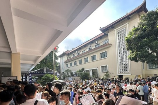 Phụ huynh Hà Nội ngủ qua đêm ở cổng trường, cuống cuồng giành suất cho con vào lớp 10