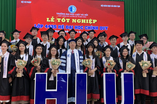 Trường ĐH Luật Hà Nội trao bằng cho sinh viên Phân hiệu