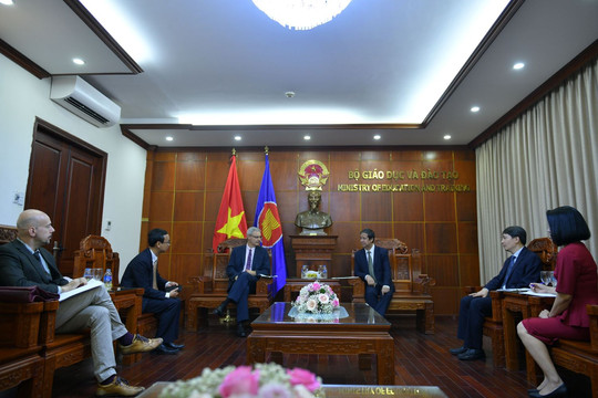 Bộ trưởng Nguyễn Kim Sơn tiếp Đại sứ Cộng hòa Pháp tại Việt Nam