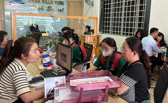 TP Hồ Chí Minh: Phụ huynh đôn đáo tìm trường cho con vào lớp 10