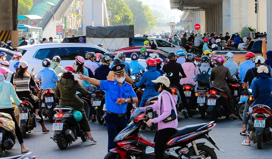 Cận cảnh giao thông hỗn loạn khi dựng thêm lô cốt trên đường Nguyễn Trãi