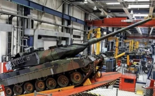 Vì sao xe tăng Leopard 2 Ukraine gửi sang Ba Lan sửa chữa "bị đắp chiếu"?