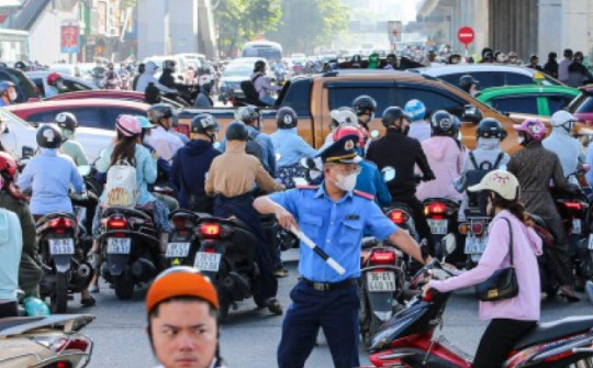 Đường Nguyễn Trãi tiếp tục bị "bóp nghẹt", giao thông hỗn loạn, người dân đi ngược chiều