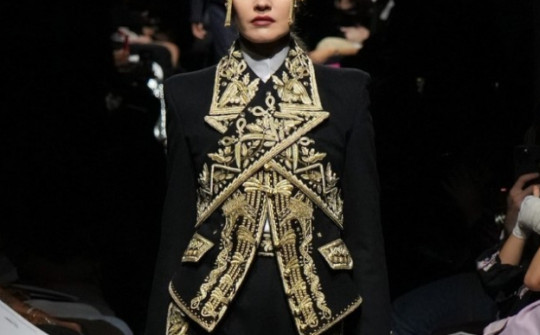 Jean Paul Gaultier Couture Fall 2023 tôn vinh chiếc áo ngực hình nón kinh điển