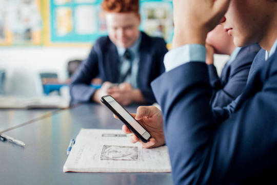 Học sinh Hà Lan không được sử dụng điện thoại trong lớp học