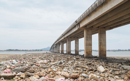 Hàng trăm tấn ‘rác’ bị bỏ rơi dưới chân cầu 500 tỷ đồng