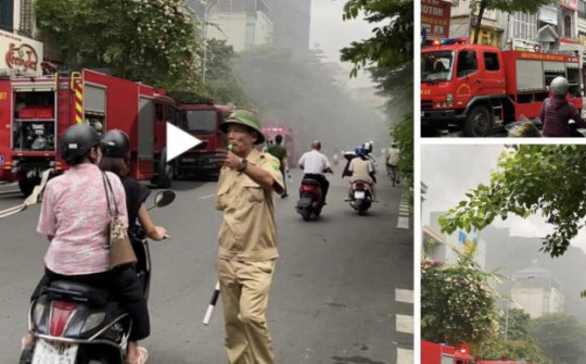 Hà Nội: Cháy nhà dân, 3 người mắc kẹt bên trong