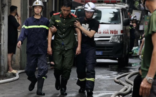 Vụ cháy 3 người tử vong ở Hà Nội: Nhiều cảnh sát bị thương trong lúc dập lửa