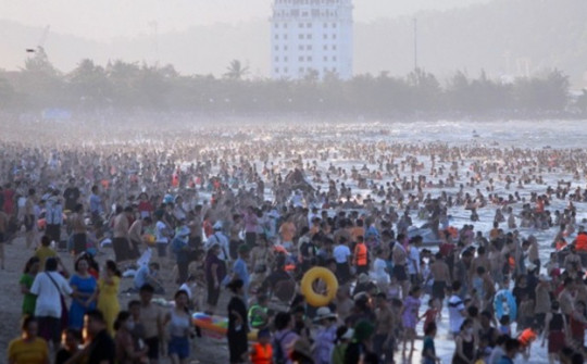 Nắng khốc liệt, hàng vạn người chen chân tắm biển Cửa Lò giải nhiệt