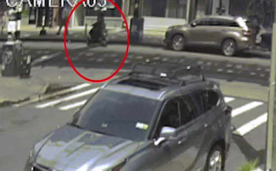 Video: Vừa lái xe 2 bánh vừa rút súng bắn hàng loạt người đi bộ ở New York gây rúng động
