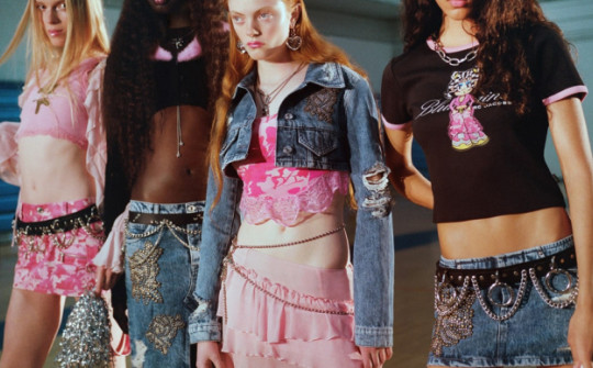 Marc Jacobs Girls đưa phong cách Y2K lên tầm cao mới