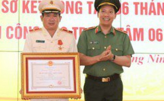 Thiếu tướng Đinh Văn Nơi nhận huân chương cao quý