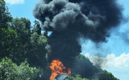 Ô tô đầu kéo bốc cháy ngùn ngụt trên cao tốc Pháp Vân - Cầu Giẽ