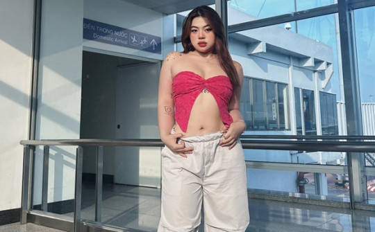 Người đẹp mũm mĩm quê Lâm Đồng gây "choáng" với áo xẻ hở bụng giữa sân bay
