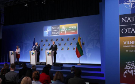 Ukraine nói NATO dỡ rào cản gia nhập, Tổng thư ký NATO nói khác