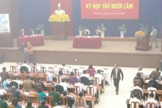 HĐND Quảng Nam phải tạm nghỉ họp vì khói bao trùm hội trường