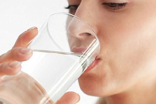 Lười đến mấy bạn cũng nhất định phải uống nước vào 5 khung giờ này để thải độc tố, nói không với bệnh tật