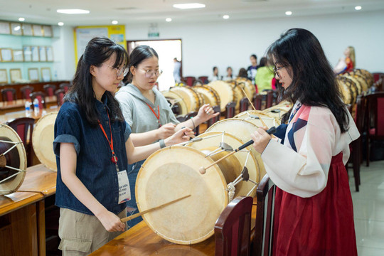 Giới trẻ thành phố rủ nhau “phá đảo” xứ sở kim chi trong Lễ hội Văn hóa Hàn Quốc 2023 tại HUTECH