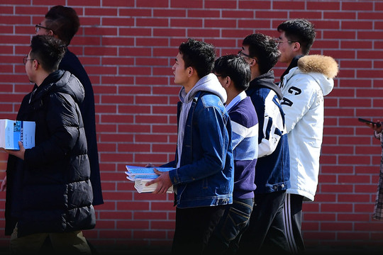 Sinh viên Trung Quốc nặng gánh lo học phí