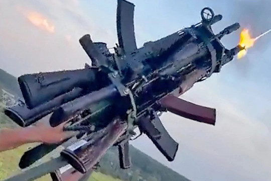 Vũ khí tự chế Ukraine: Bó các khẩu súng AK lại để bắn UAV Nga