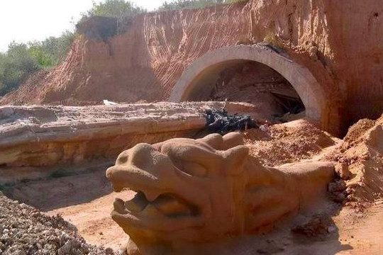 Đi đào cát, người đàn ông phát hiện "vật lạ” dài hơn 300m: Hiện trường lập tức bị phong tỏa, tìm thêm 9 "báu vật" 10.000 năm được chôn giấu