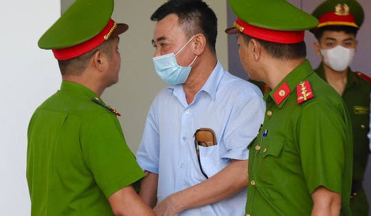 Chuyển 2,65 triệu USD "chạy án", cựu phó giám đốc Công an Hà Nội khóc nghẹn tại tòa