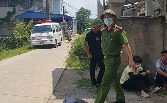 Con trai bàng hoàng phát hiện thi thể mẹ ôm bố đã chết trên giường