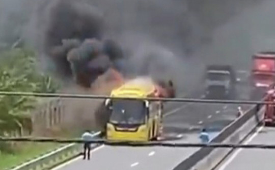 Xe khách chở 36 người bốc cháy dữ dội trên cao tốc Trung Lương - Mỹ Thuận