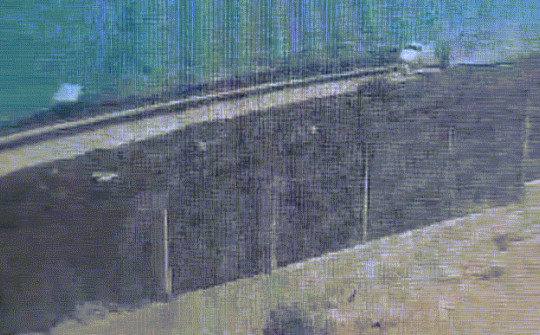 VIDEO: Đứng tim cảnh máy bay chở khách trượt đường băng tông xuyên hàng rào sân bay