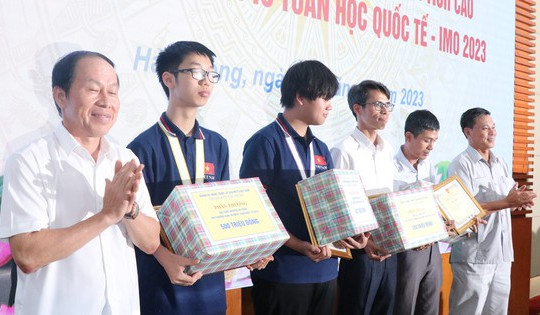 Hải Phòng thưởng gần 1 tỉ cho 2 học sinh đạt giải Olympic toán học quốc tế