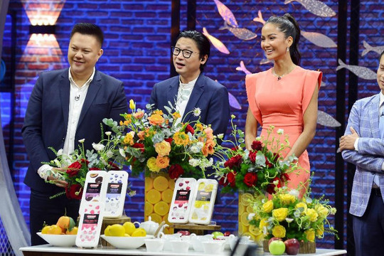 Hai Hoa hậu thử thách đầu bếp Top Chef với sản phẩm trái cây tươi chế biến