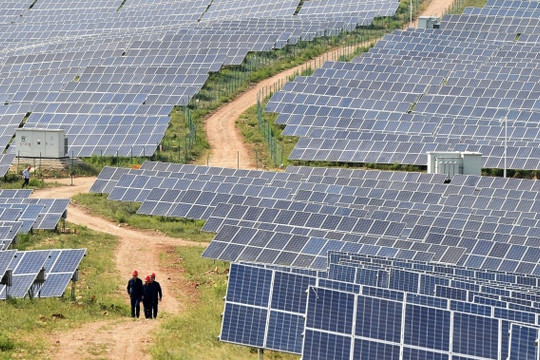 Trung Quốc 'trồng' nhà máy năng lượng mặt trời trên ruộng muối, biển và sa mạc