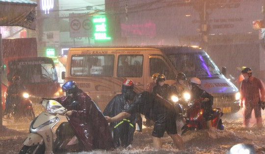 Đường phố TPHCM ngập lênh láng, nước chảy cuồn cuộn sau cơn mưa lớn