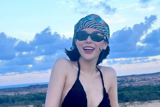 Nữ ca sĩ mix áo bơi với short, lái moto chạy trên đồi cát cực "bắt mắt"