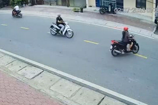 Clip nữ tài xế đi xe máy bị tông ngã ngửa vì sang đường thiếu quan sát