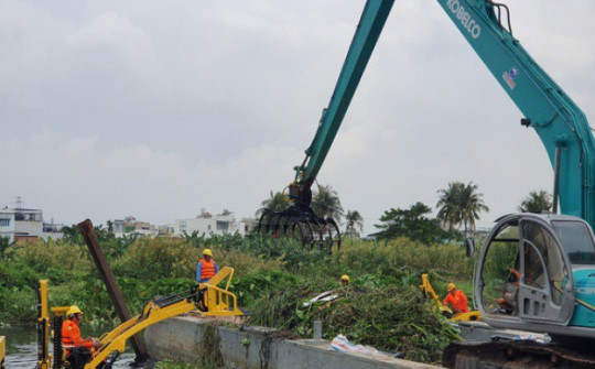 TPHCM đồng ý chi tiền tỉ thuê máy vớt rác trên sông Sài Gòn