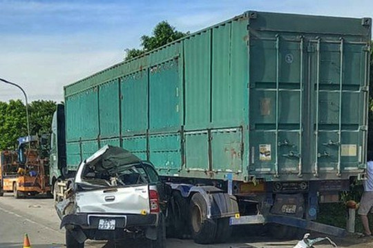 Ô tô bán tải tông xe container đang đậu, 6 người thương vong