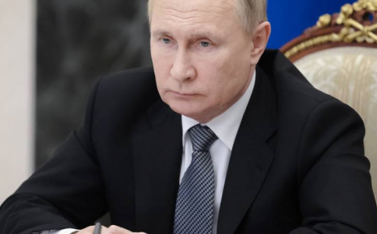 Ông Putin cảnh báo "rắn" về việc Mỹ gửi bom, đạn chùm cho Ukraine