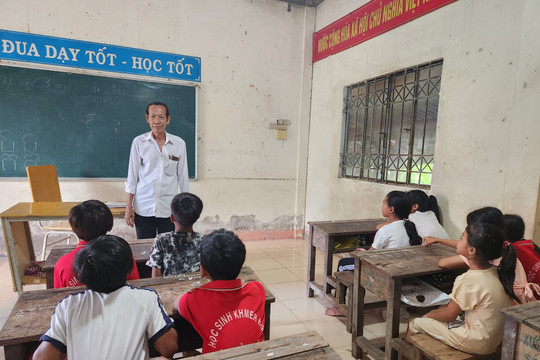 Lão nông 60 tuổi và 23 năm dạy tiếng Khmer cho học sinh