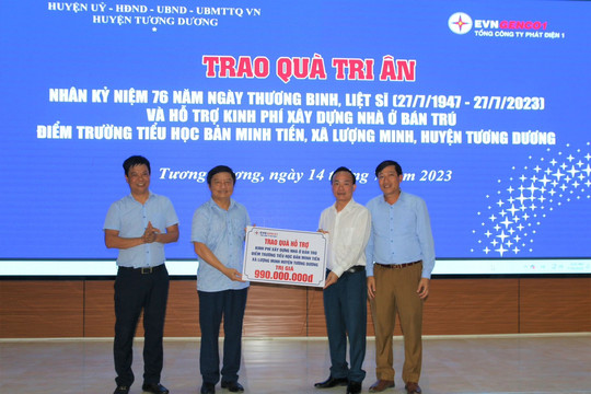 Tổng Công ty Phát điện 1 trao quà tại huyện Tương Dương