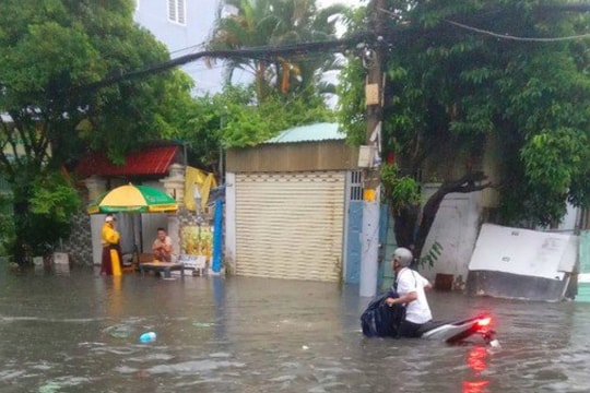 Nơi nền nhà cao hơn mặt đường cả mét, nhưng người dân vẫn phải... chạy ngập