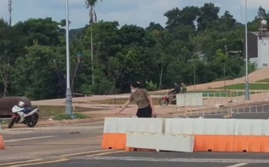 CLIP: Bất chấp lệnh cấm, hàng trăm người dân vẫn phá rào vào tuyến đường ngàn tỉ