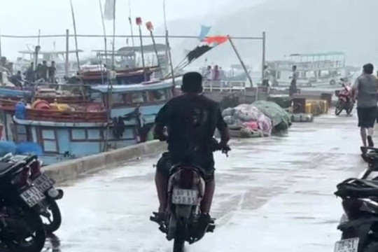 NÓNG: Sập nhà chờ trên đảo Nam Du, 4 người thương vong