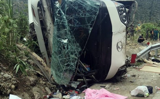 Vụ xe khách chở 23 người bị lật, 4 người tử vong: Tài xế khai nguyên nhân