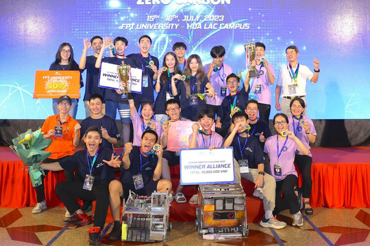THPT Đoàn Thị Điểm và THPT Hai Bà Trưng - Thạch Thất nâng cúp vô địch Vietnam Robotics Challenge 2023